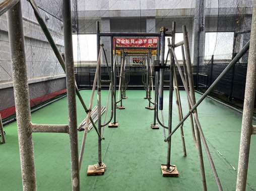 スポーツ施設の電気取替えの為の足場